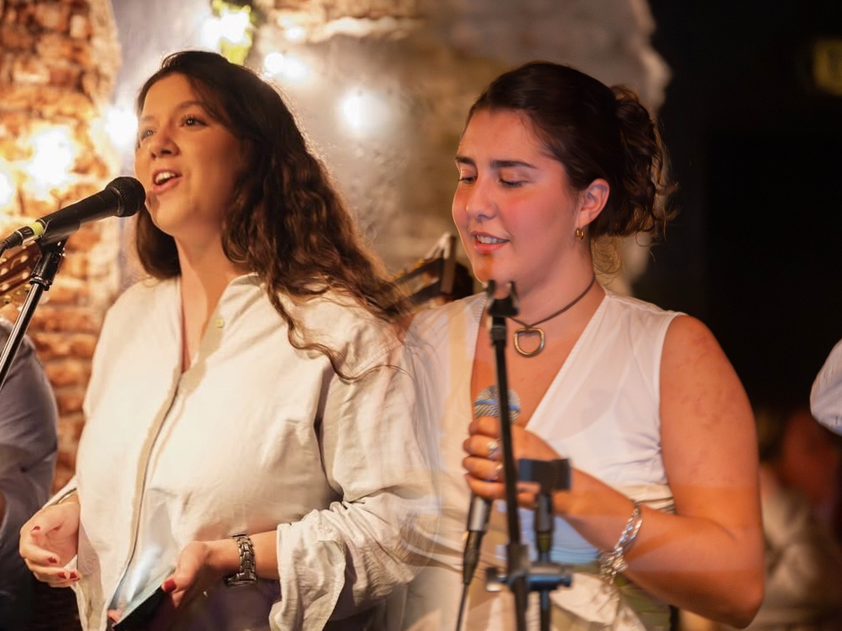 Cata Mallo y Alfonsina González cantando juntas en la peña