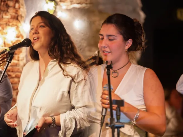 Cata Mallo y Alfonsina González cantando juntas en la peña